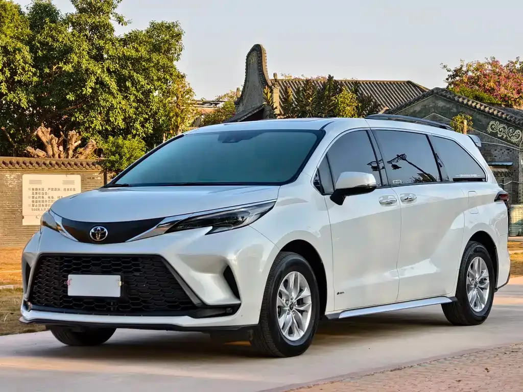 Toyota Granvia — фото 1