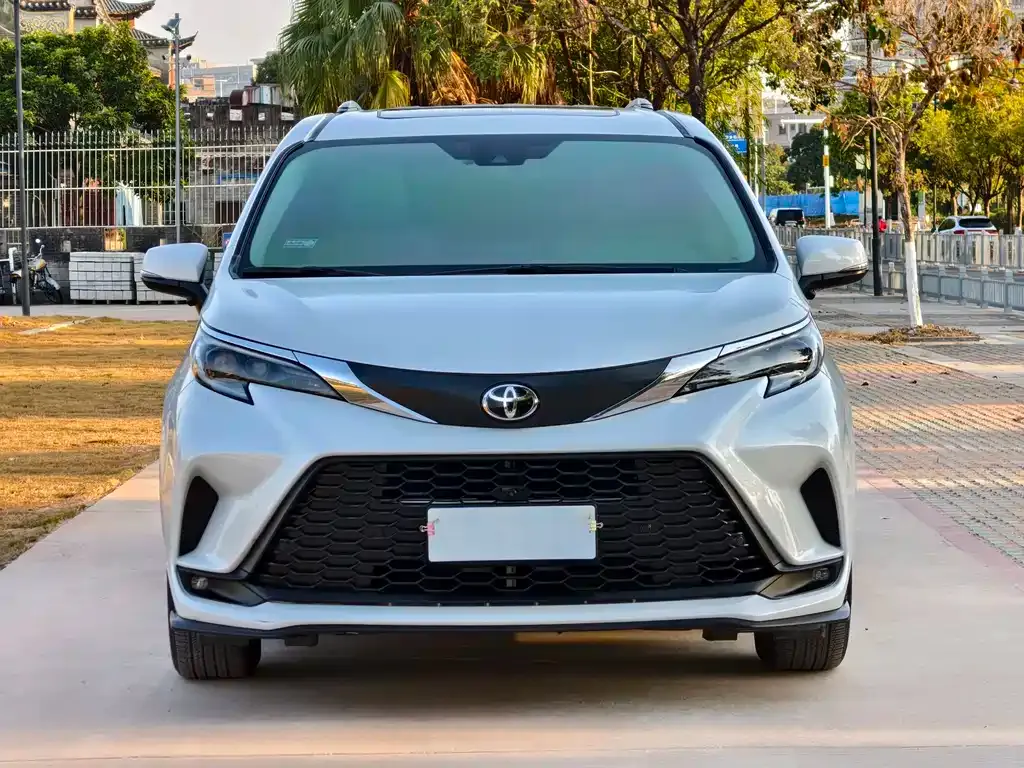 Toyota Granvia — фото 10