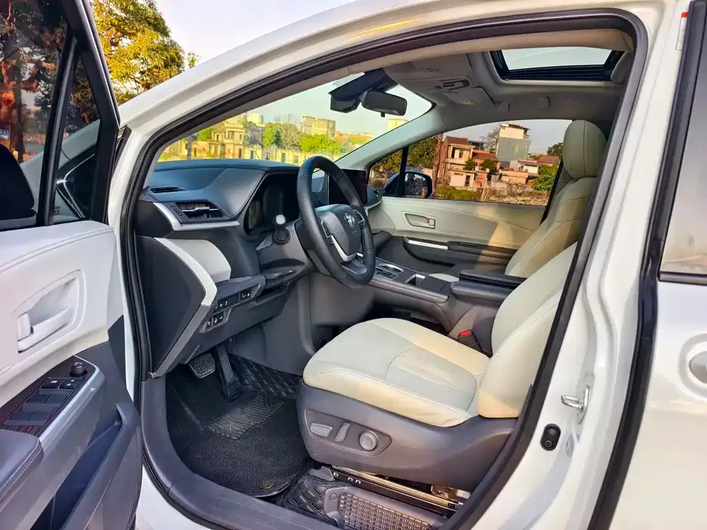 Toyota Granvia — фото 2