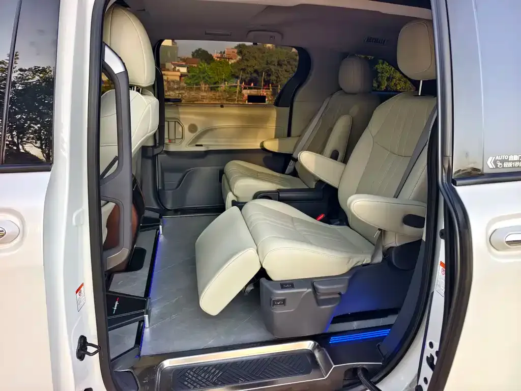 Toyota Granvia — фото 6