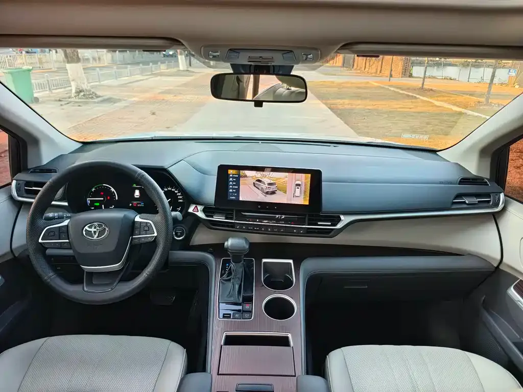 Toyota Granvia — фото 8