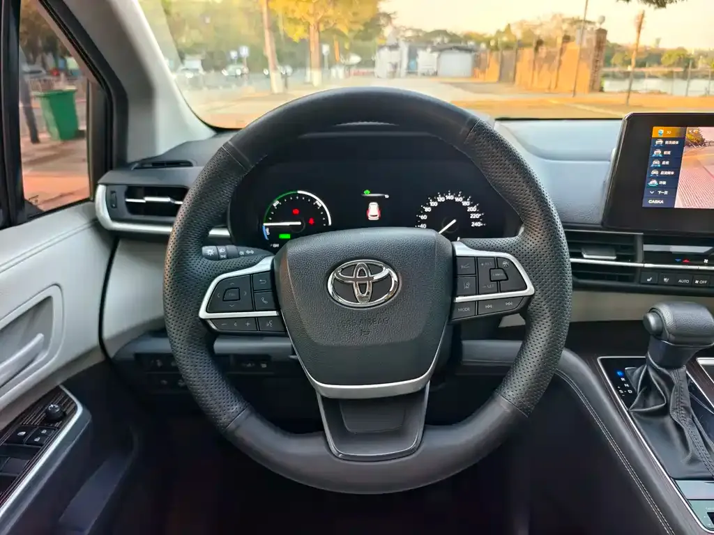 Toyota Granvia — фото 5