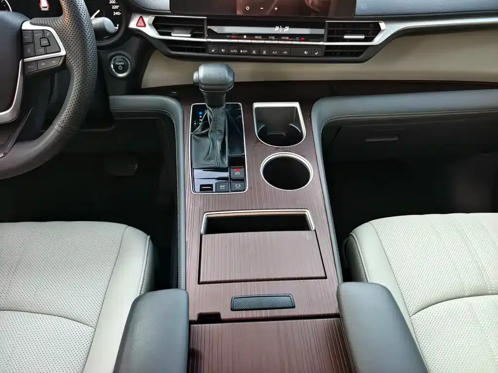 Toyota Granvia — фото 3