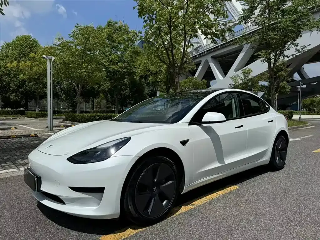 Tesla Model 3 — фото 1
