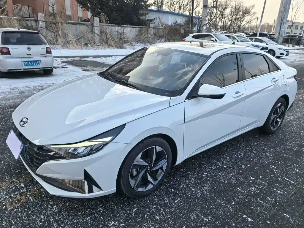 Hyundai Elantra — фото 1