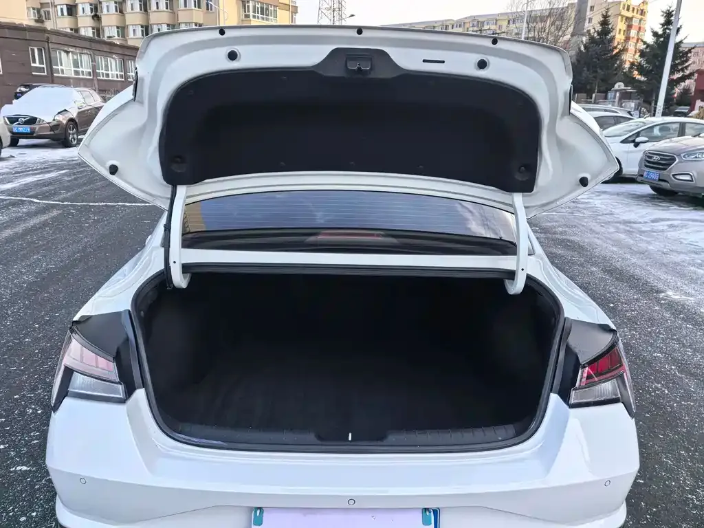 Hyundai Elantra — фото 4