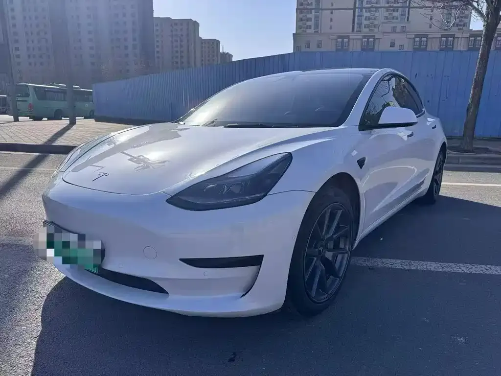 Tesla Model 3 — фото 1