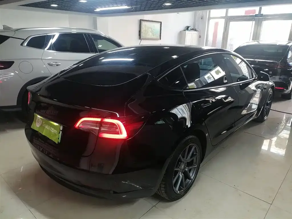 Tesla Model 3 — фото 9