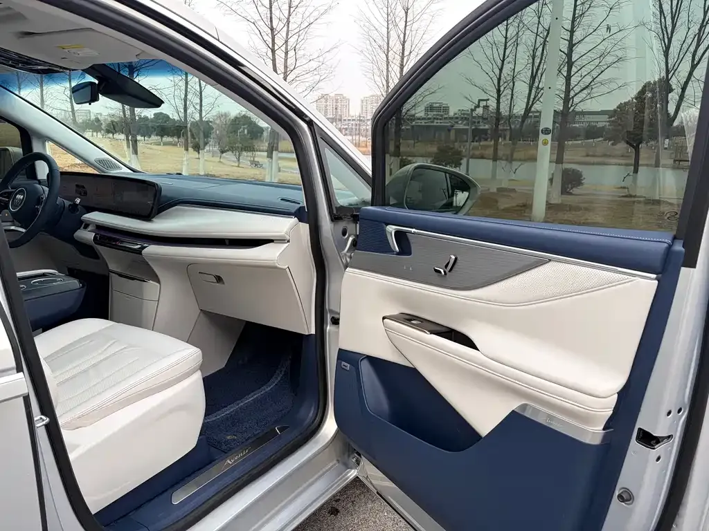 Buick GL8 Hybrid — фото 2