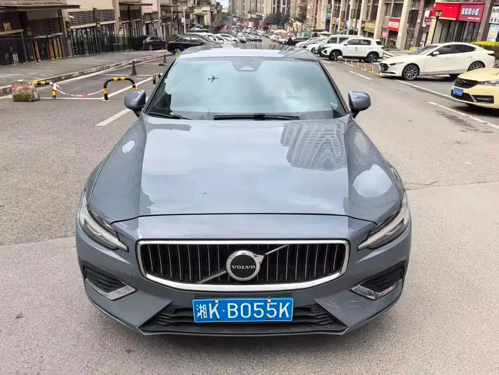 Volvo S60 — фото 1