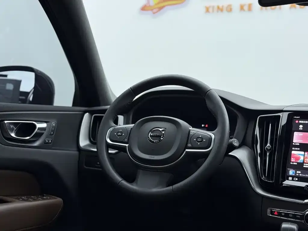 Volvo XC60 — фото 2