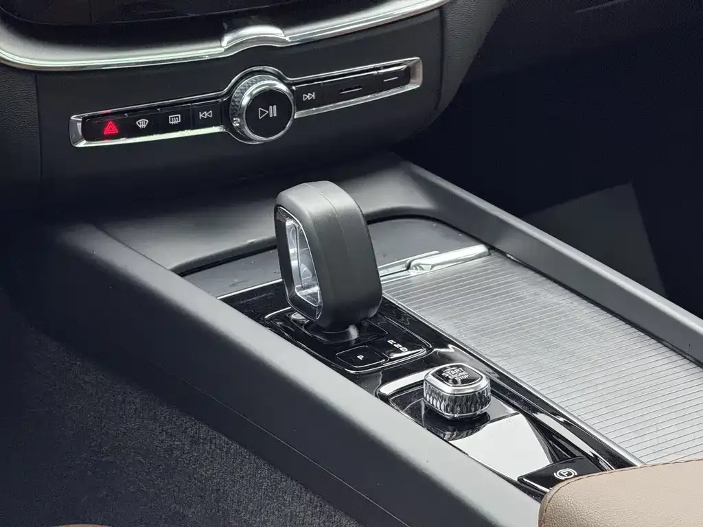 Volvo XC60 — фото 10