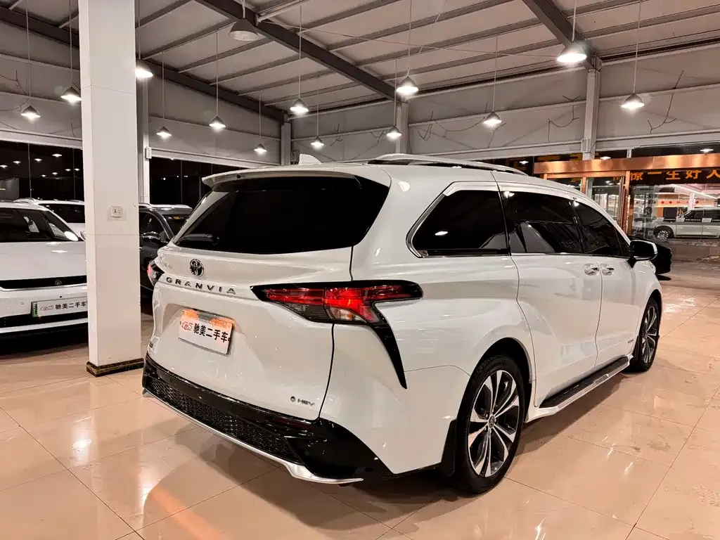 Toyota Granvia — фото 2