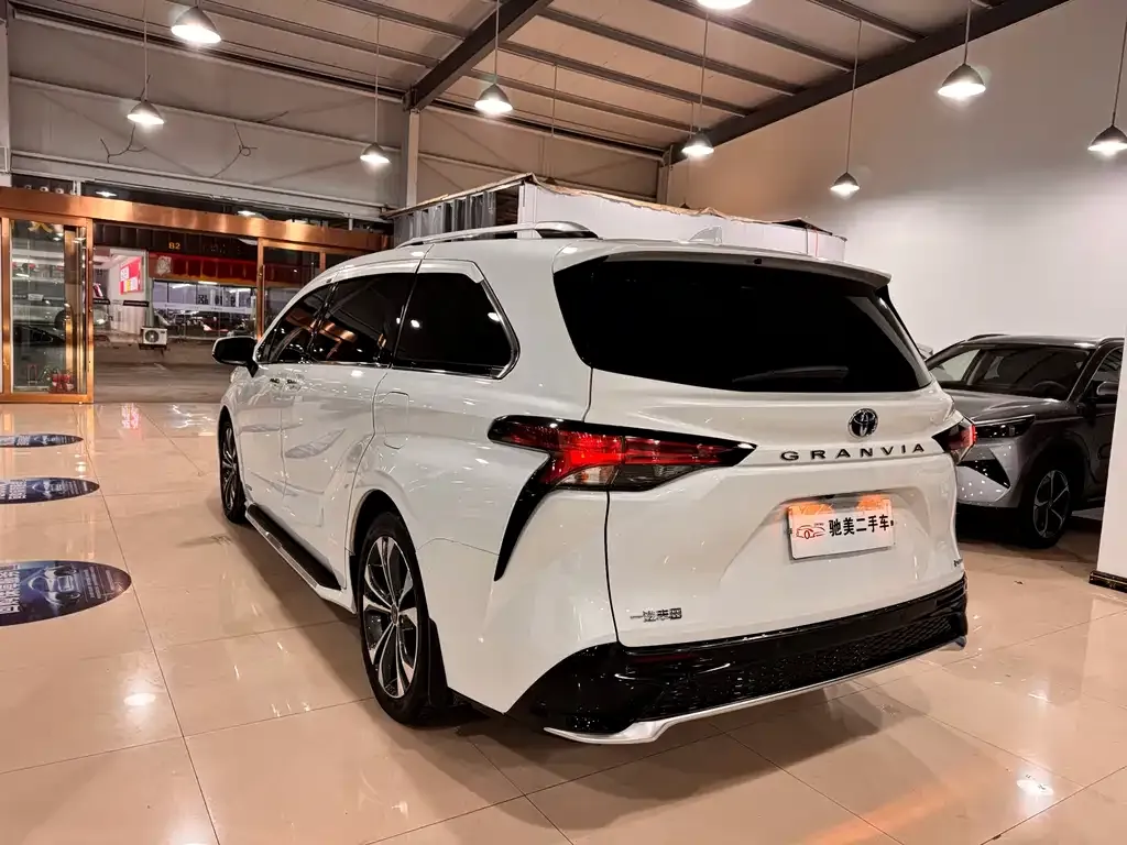 Toyota Granvia — фото 10