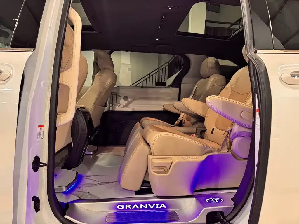 Toyota Granvia — фото 6