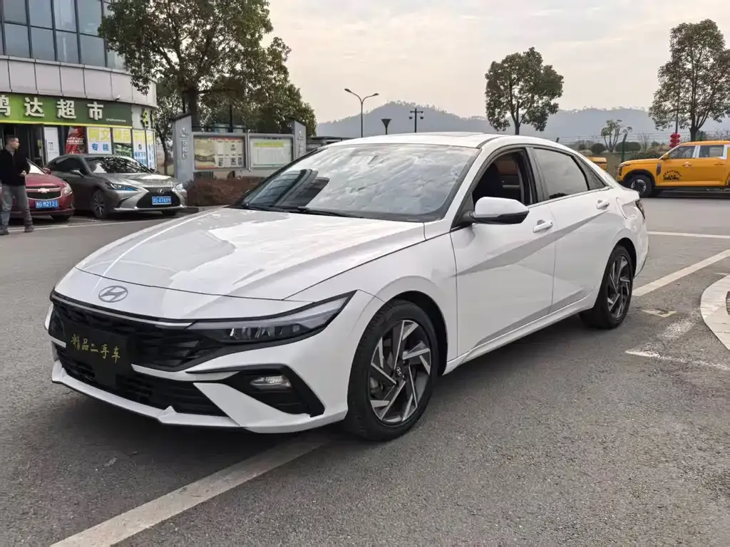 Hyundai Elantra — фото 1