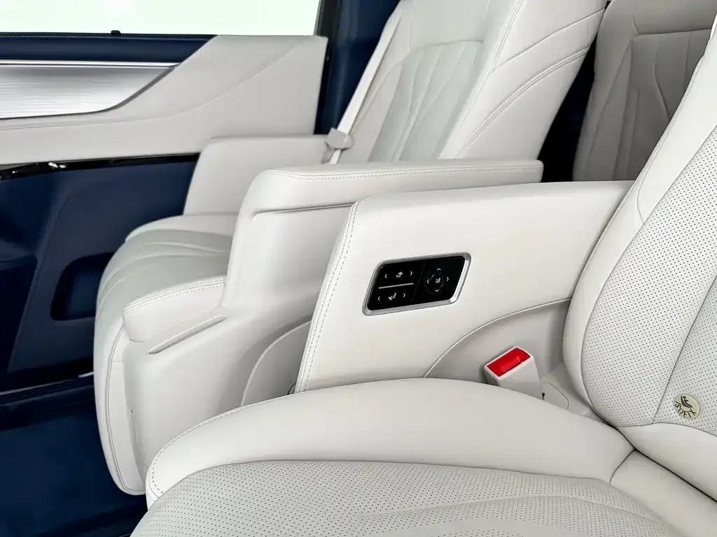 Buick GL8 Hybrid — фото 10