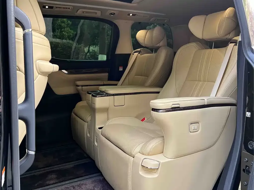 Toyota Alphard — фото 3