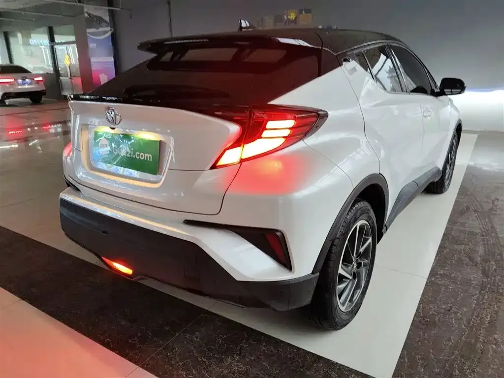 Toyota C-HR — фото 10