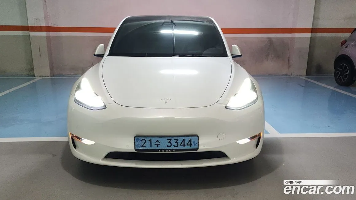 Tesla Model Y — фото 1