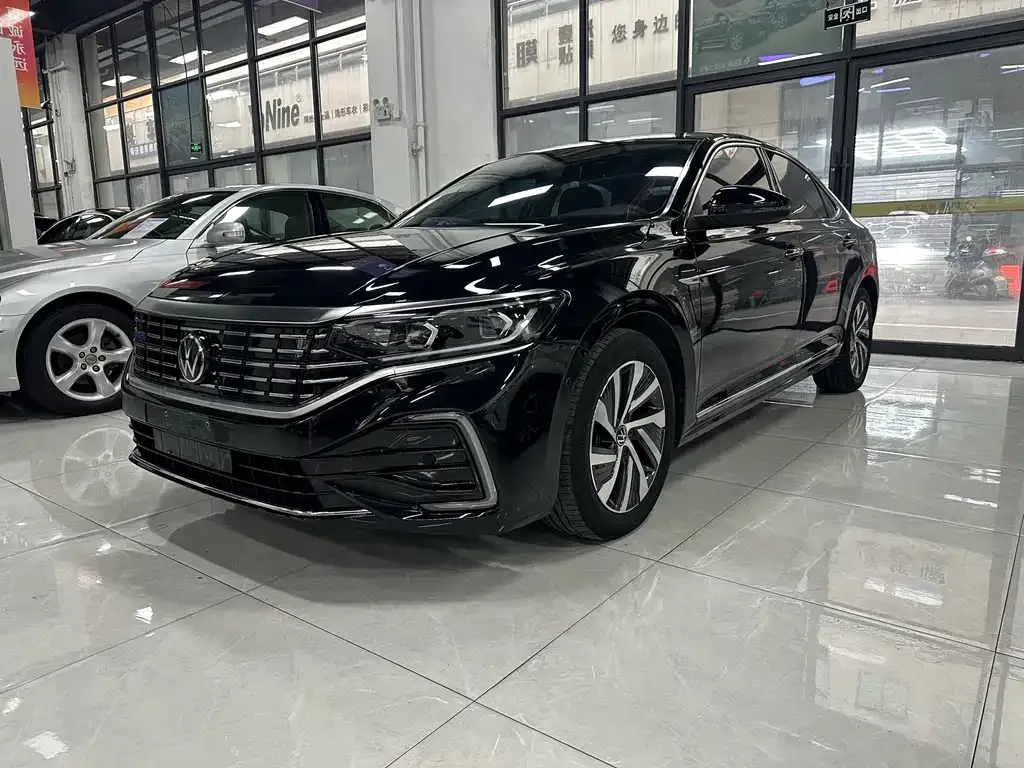 Volkswagen Passat New Energy — фото 1