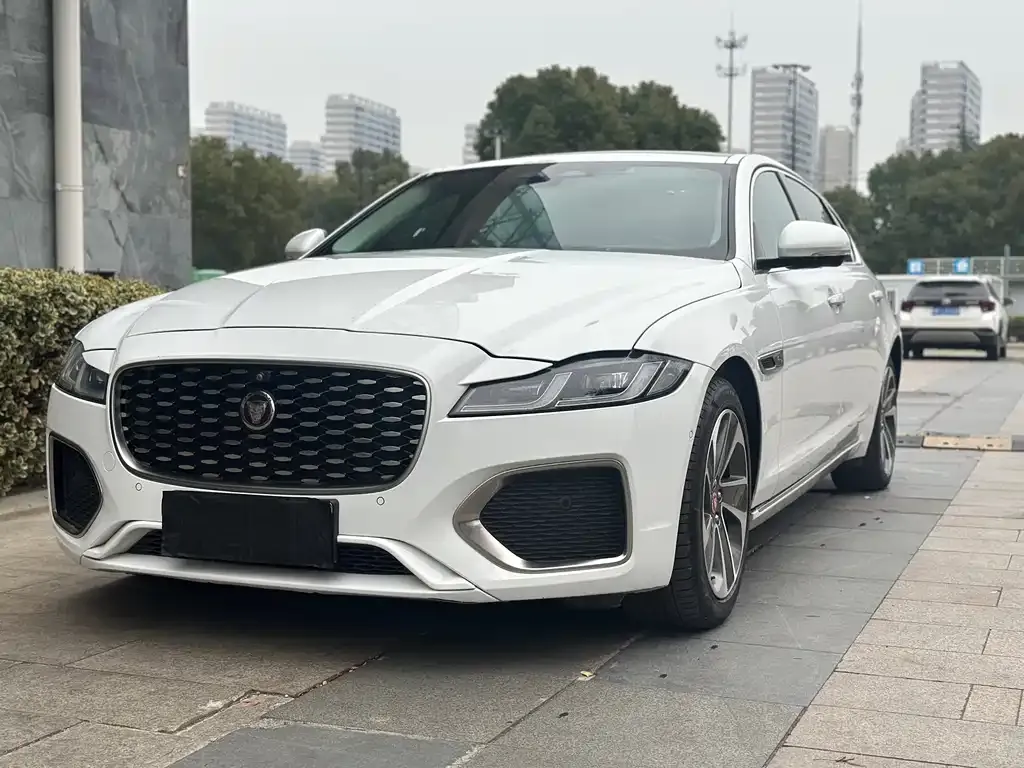 Jaguar XFL — фото 1