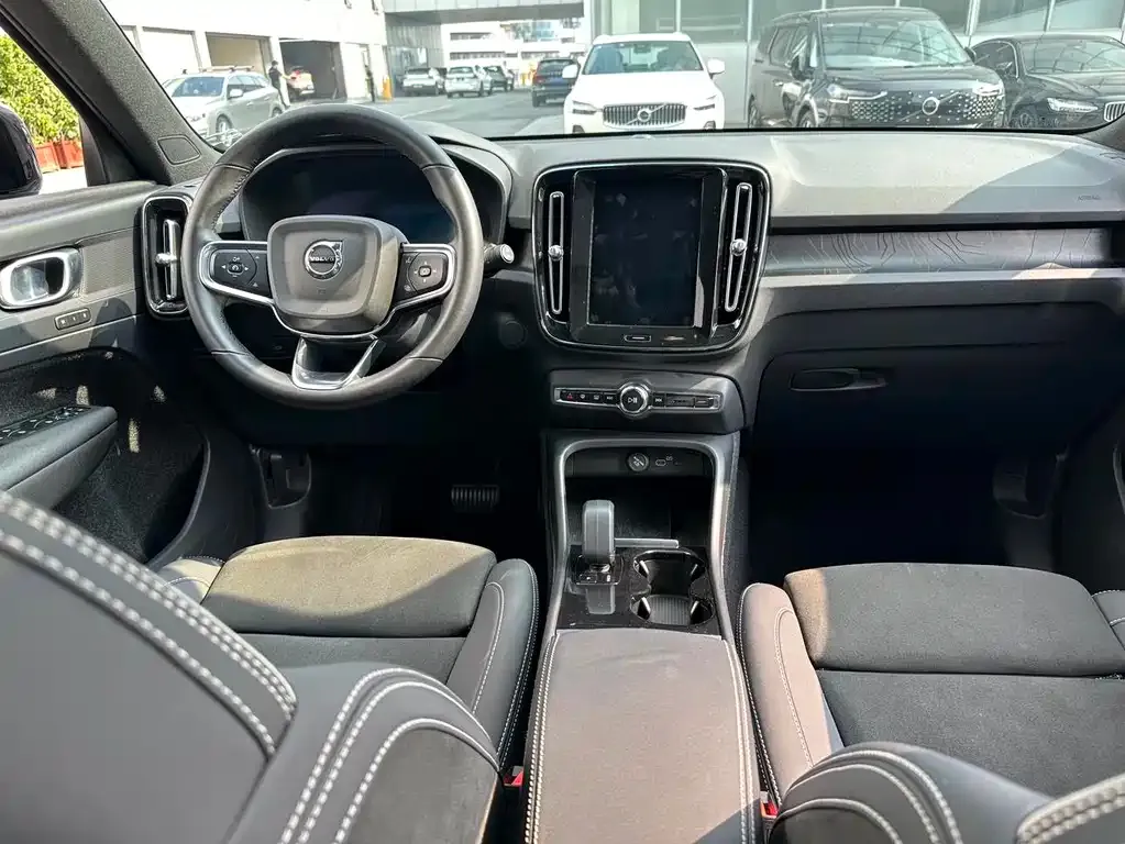 Volvo XC40 NEV — фото 9