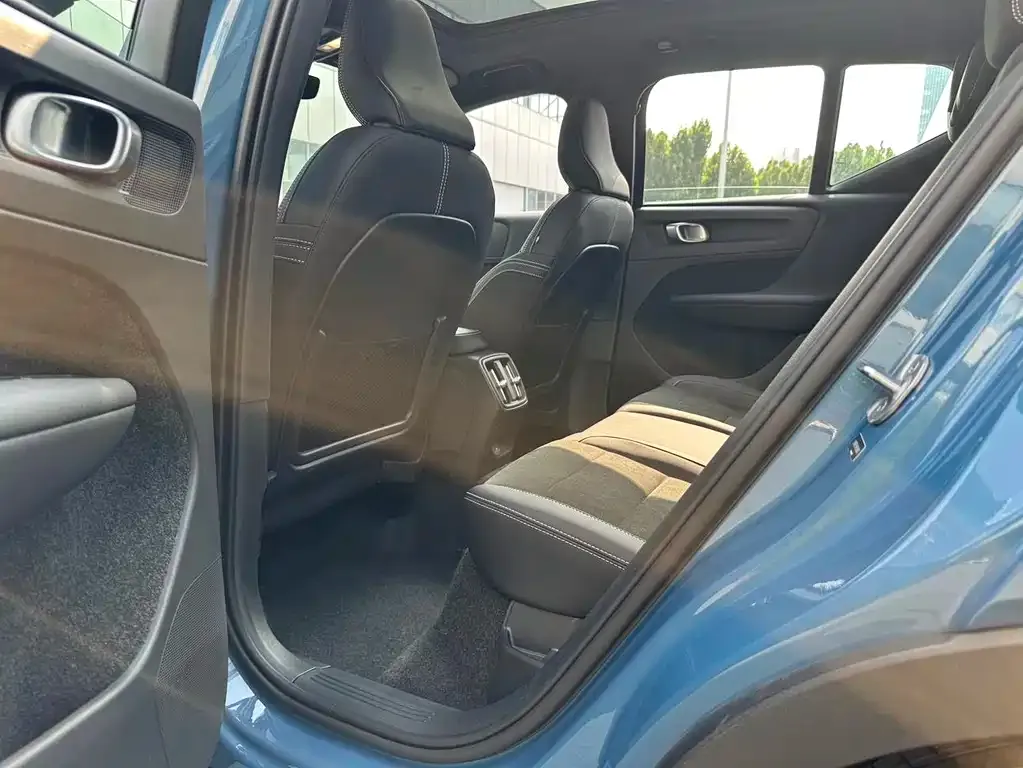 Volvo XC40 NEV — фото 3