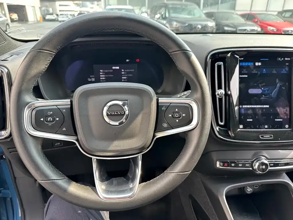 Volvo XC40 NEV — фото 5