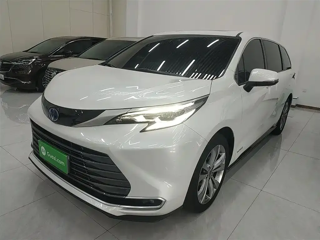 Toyota Sienna — фото 1
