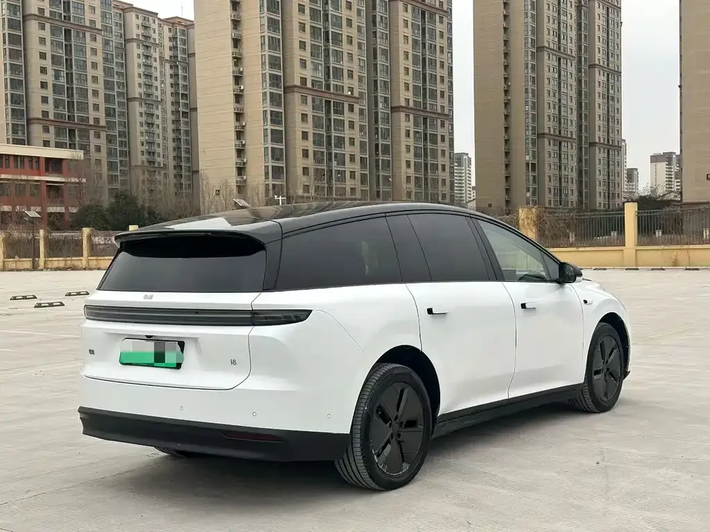 Li Auto i8 — фото 7