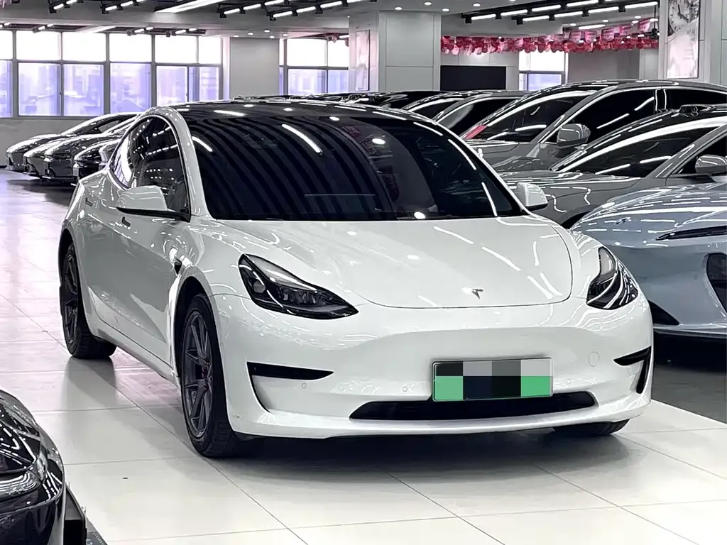 Tesla Model 3 — фото 1
