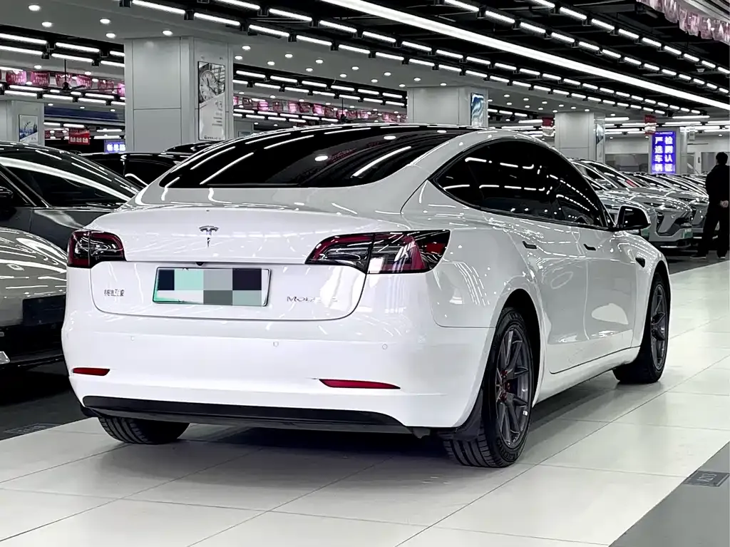 Tesla Model 3 — фото 2