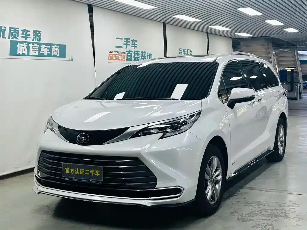 Toyota Sienna — фото 1