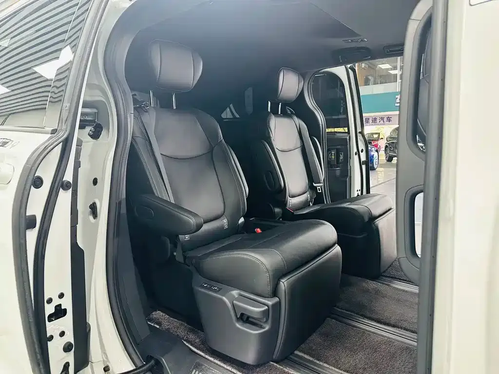 Toyota Sienna — фото 4