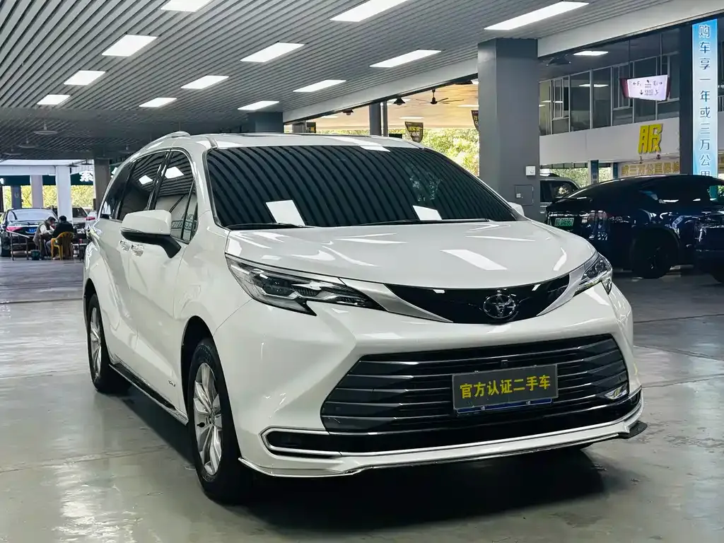 Toyota Sienna — фото 9