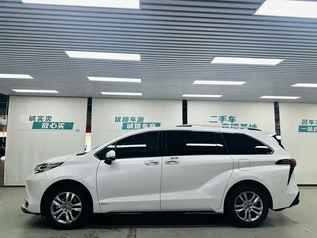 Toyota Sienna — фото 5