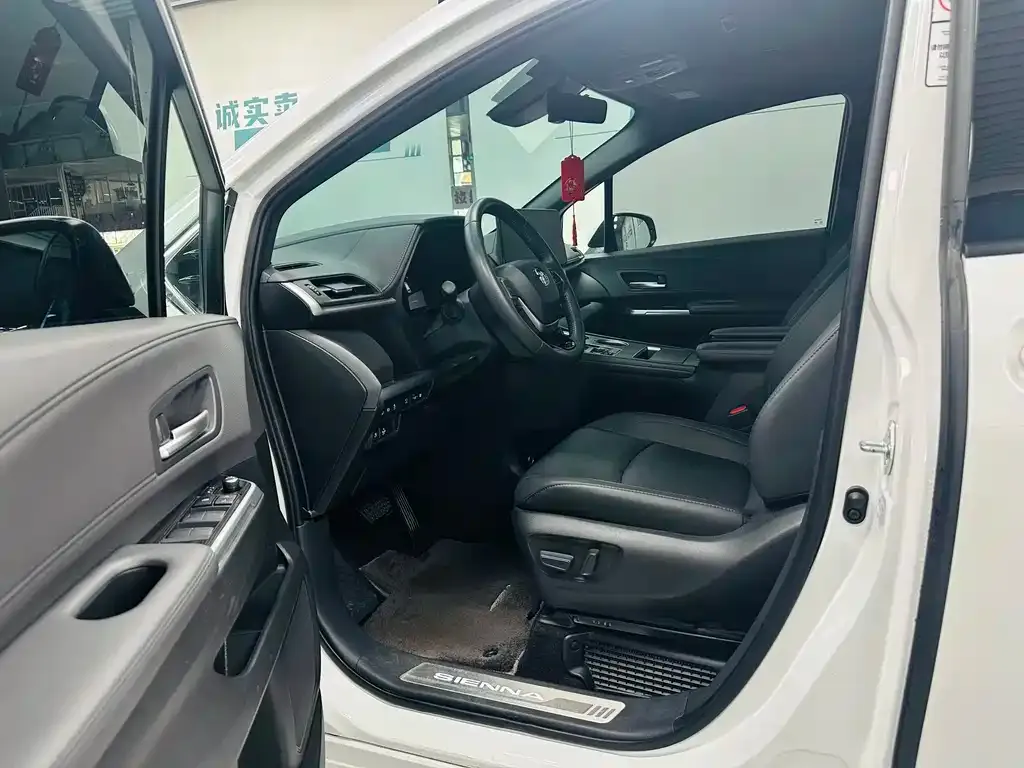 Toyota Sienna — фото 3
