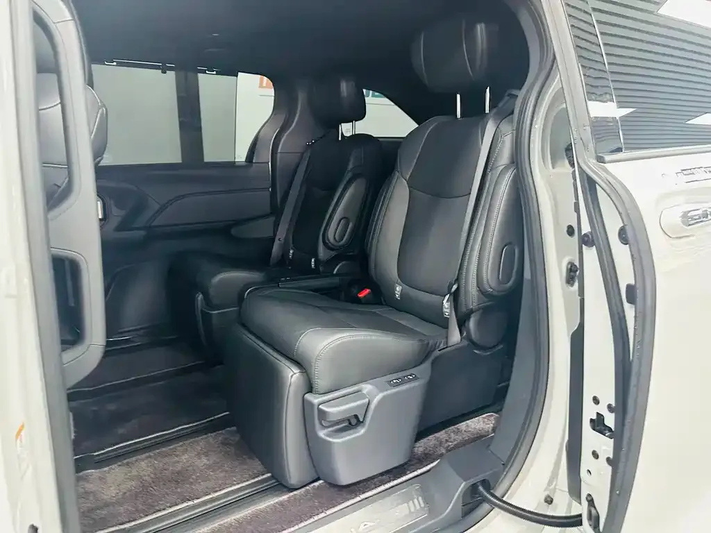 Toyota Sienna — фото 8