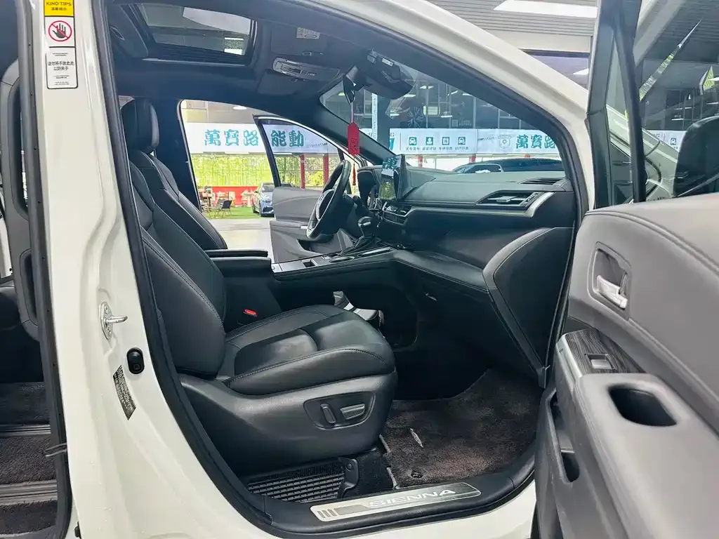 Toyota Sienna — фото 10