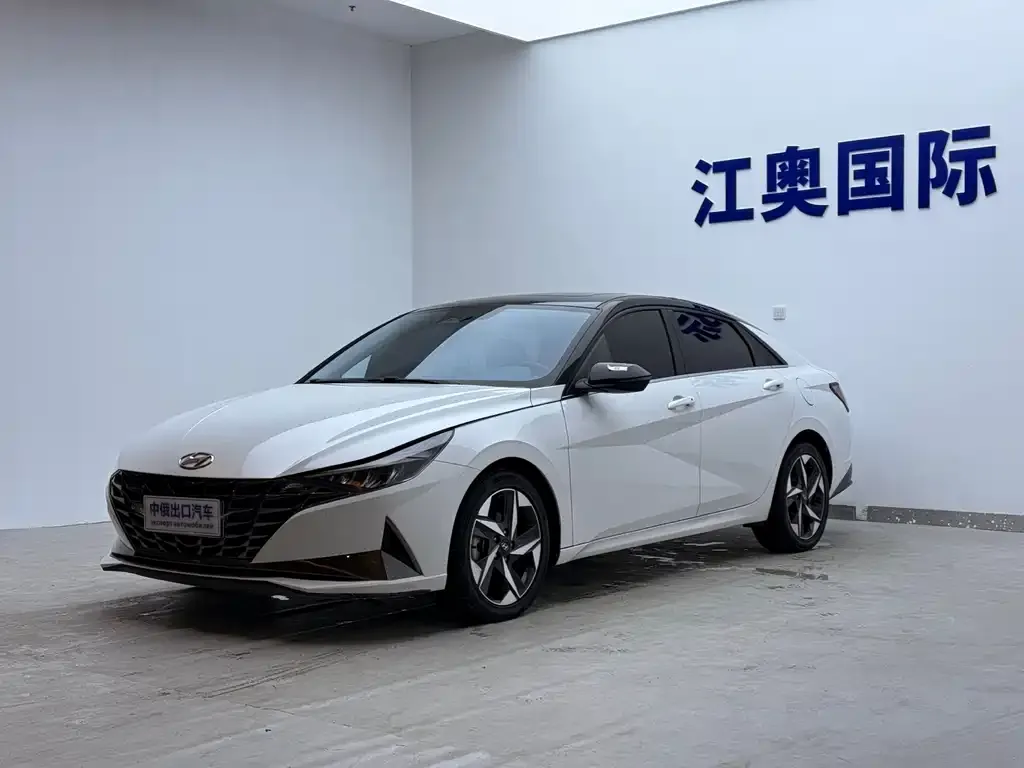 Hyundai Elantra — фото 1
