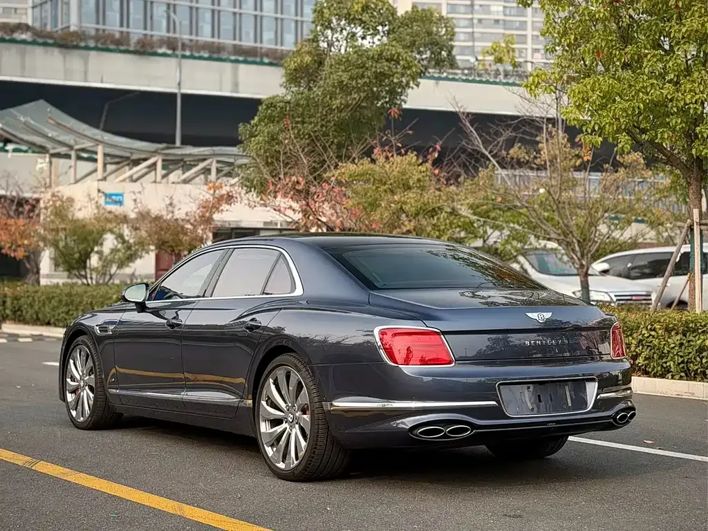 Bentley Flying Spur — фото 10