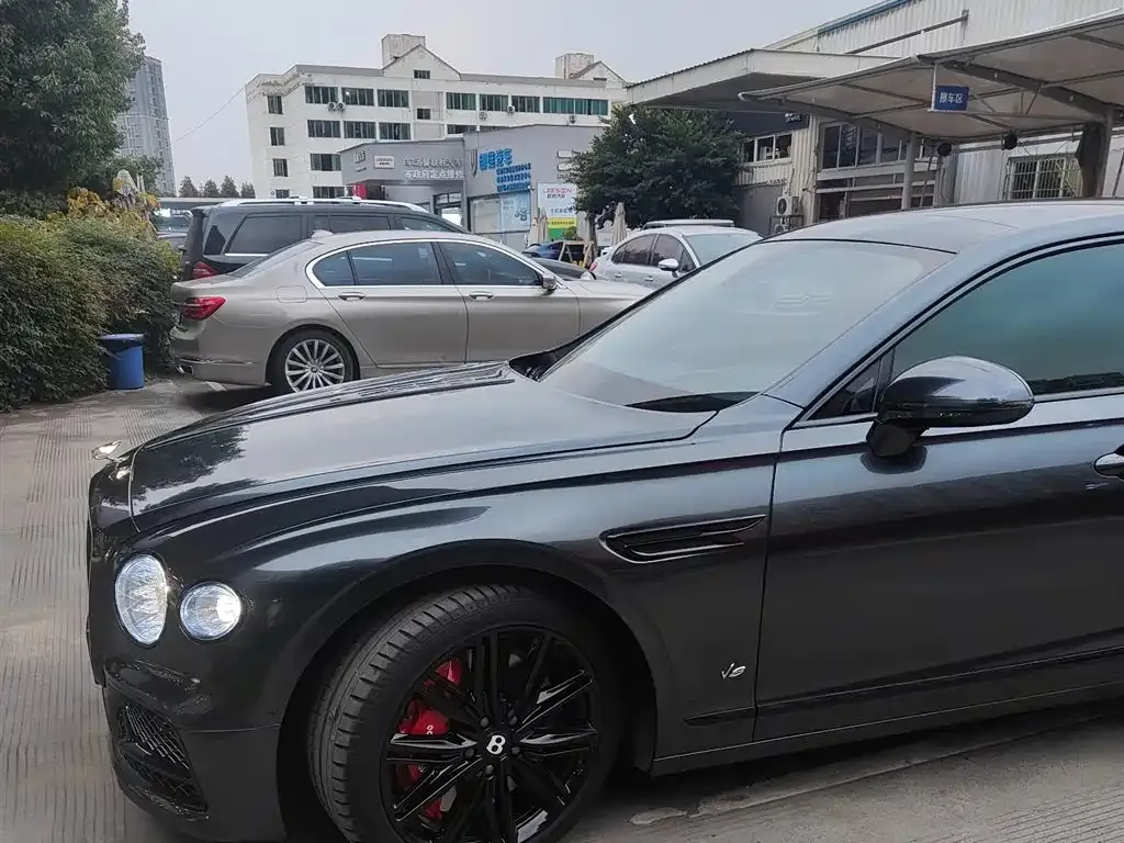 Bentley Flying Spur — фото 9