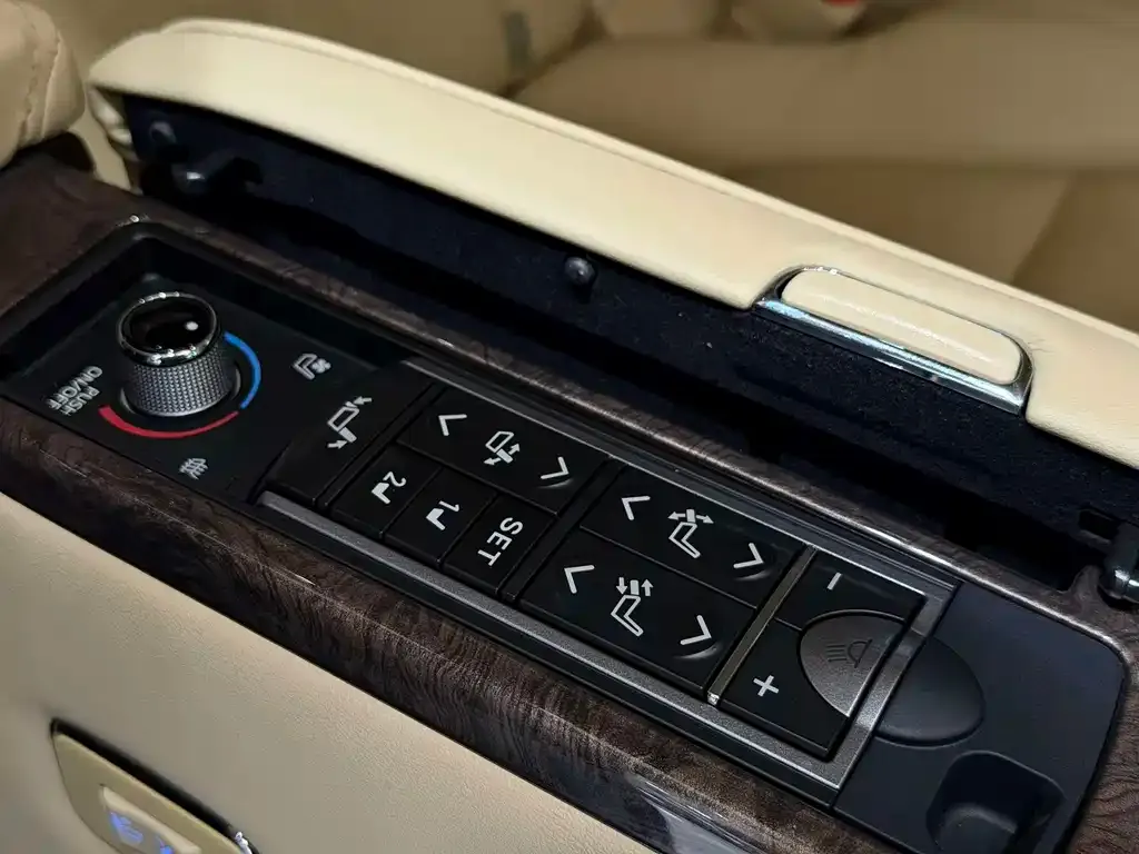 Toyota Alphard — фото 9