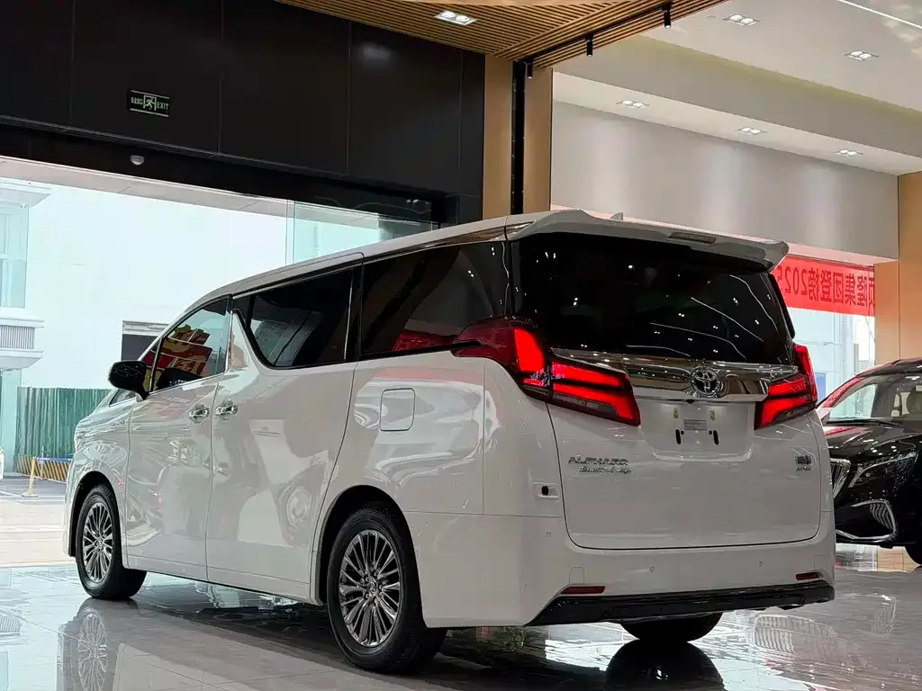 Toyota Alphard — фото 8