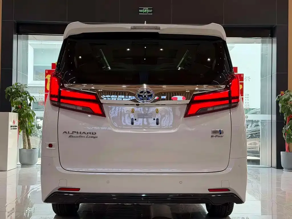 Toyota Alphard — фото 10