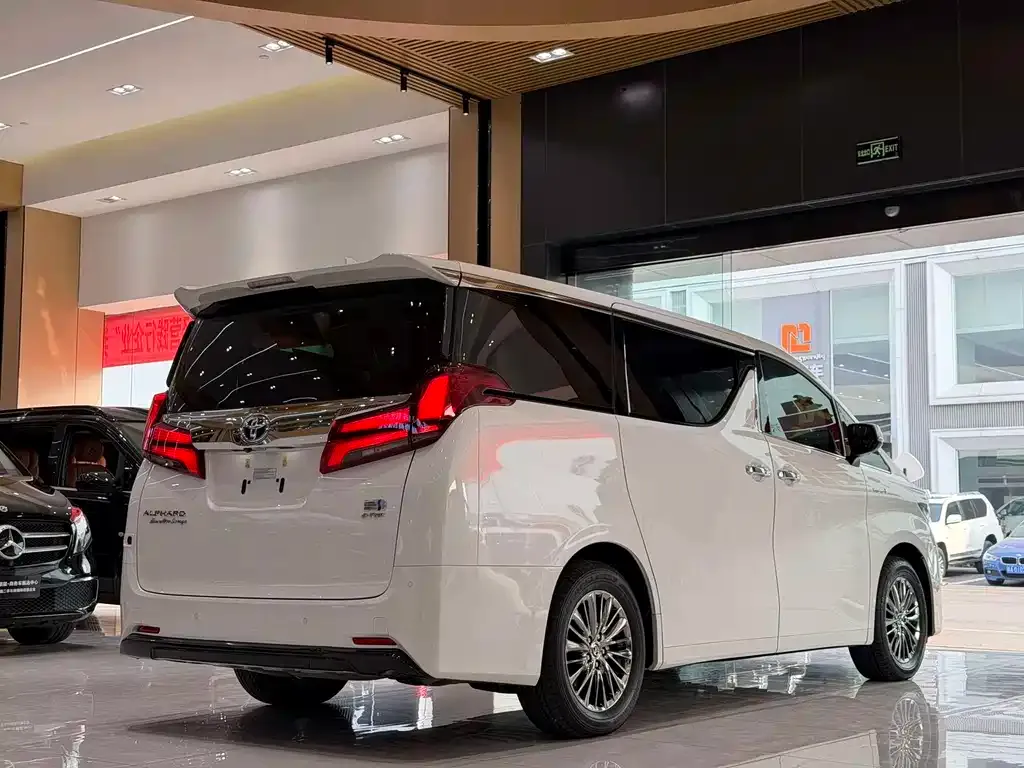 Toyota Alphard — фото 6