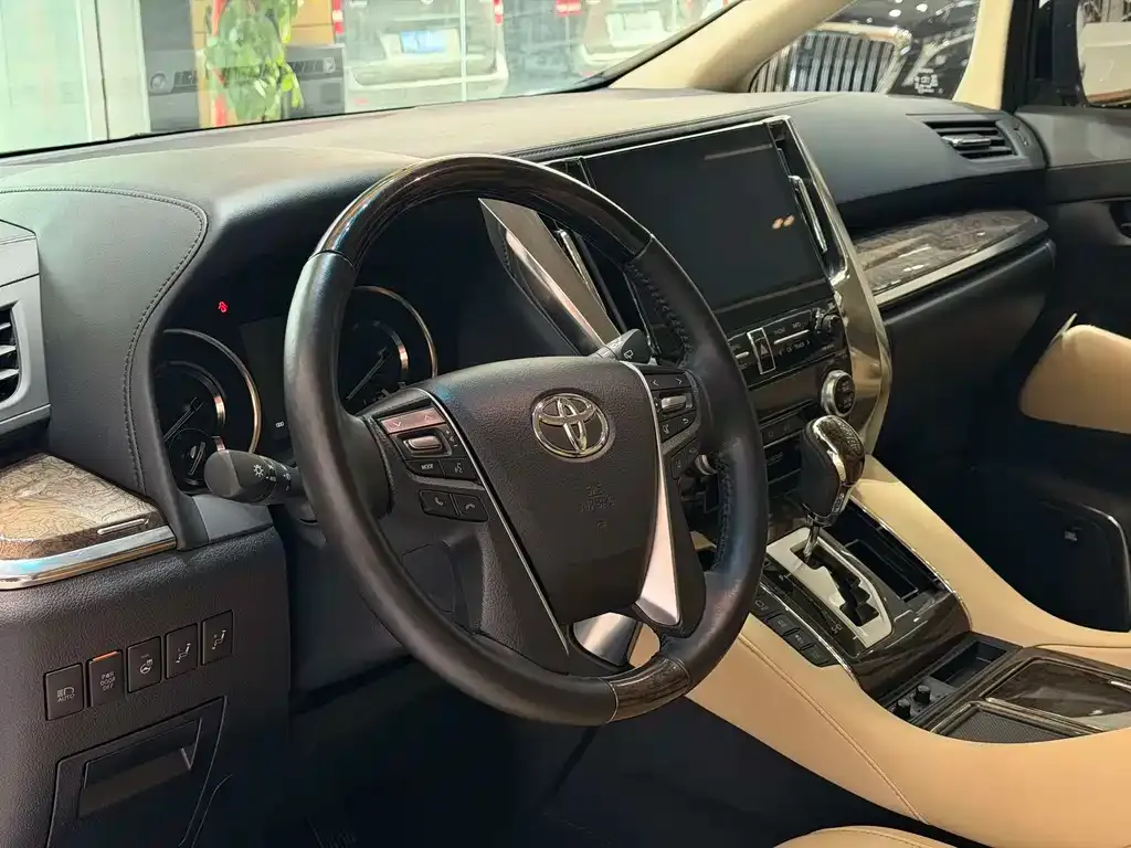 Toyota Alphard — фото 4