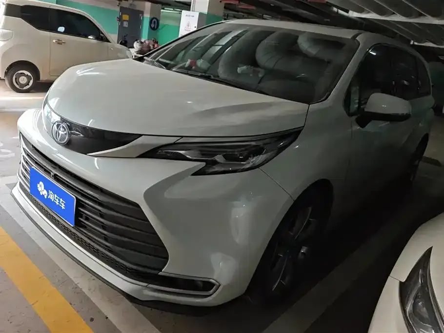 Toyota Sienna — фото 1
