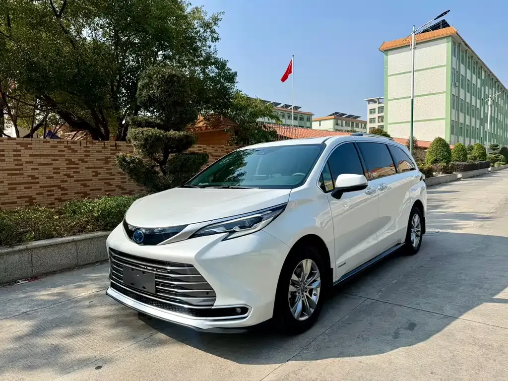 Toyota Sienna — фото 1